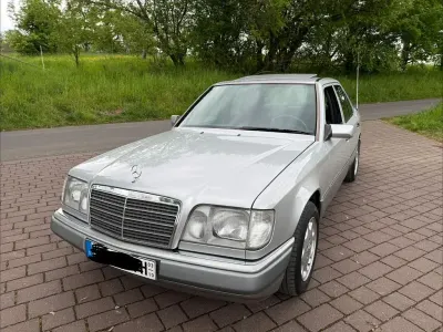 Gebraucht Mercedes E220 150 PS (110 kW) 1993 Silber Limousine