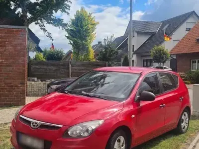 Gebraucht Hyundai i30 Comfort 109 PS (80 kW) 2010 Rot Limousine