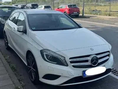 Gebraucht Mercedes A180 Style 122 PS (89 kW) 2014 Weiß Limousine