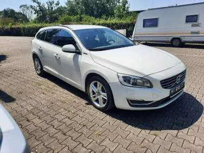 Gebraucht Volvo V60 Momentum 215 PS (158 kW) 2016 Weiß Kombi