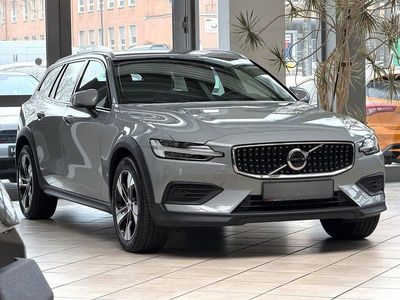 Gebraucht Volvo V60 CC 197 PS (144 kW) 2023 Grau metallic Kombi