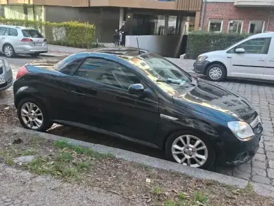 Usata Opel Tigra 125 CV (91 kW) 2006 Nero Cabrio