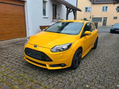 Gebraucht Ford Focus ST 250 PS (183 kW) 2013 Gelb Limousine