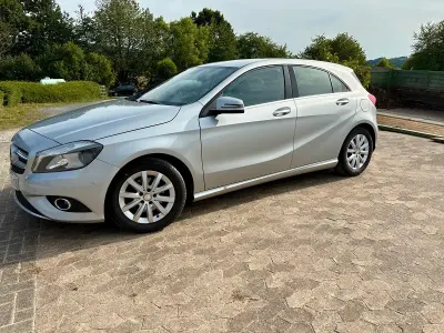 Gebraucht Mercedes A180 122 PS (89 kW) 2015 Silber Kleinwagen