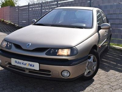 Usado Renault Laguna 114 HP (83 kW) 1999 Amarelo Sedan