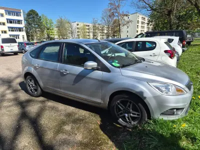 Gebraucht Ford Focus 109 PS (80 kW) 2010 Silber Limousine