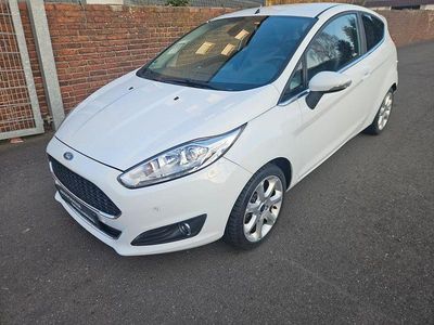 Gebraucht Ford Fiesta Individual 125 PS (91 kW) 2013 Weiß Kleinwagen