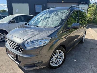 Grau Gebraucht 2017 Ford Tourneo Courier Titanium Van / Kleinbus | 7.999 € (Fairer Preis)
