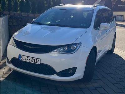 Weiß Gebraucht 2018 Chrysler Pacifica Van / Kleinbus | 18.900 €
