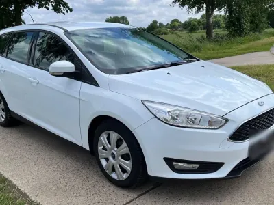 Gebraucht Ford Focus Ambiente 95 PS (69 kW) 2015 Weiß Limousine