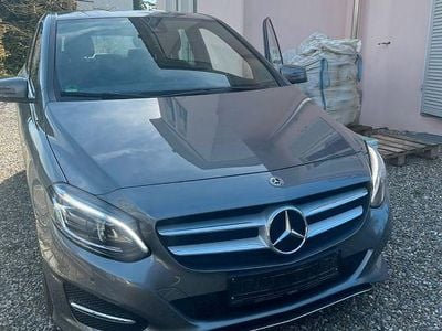 Usata Mercedes B180 122 CV (89 kW) 2017 Grigio Monovolume