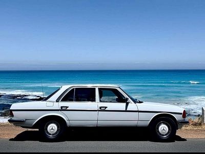 Usata Mercedes E250 136 CV (100 kW) 1979 Bianco Berlina