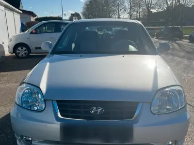 Second-hand Hyundai Accent 86 CP (63 kW) 2004 Argintiu Berlinǎ