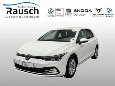 Gebraucht VW Golf VIII Life 131 PS (96 kW) 2023 Weiß Limousine