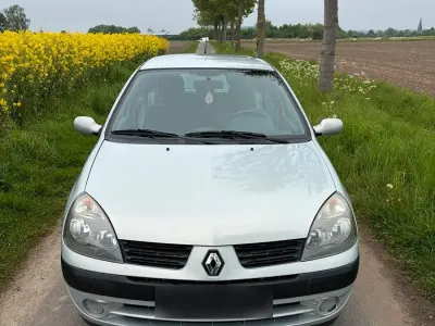 Używany Renault Clio II 74 KM (54 kW) 2004 Srebrny Hatchback