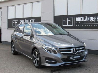 Usado Mercedes B200 156 HP (114 kW) 2016 Cinzento Monovolume