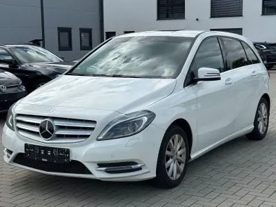Gebraucht Mercedes B180 122 PS (89 kW) 2013 Weiß Kleinwagen