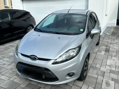 Gebraucht Ford Fiesta Trend 69 PS (50 kW) 2010 Silber Limousine