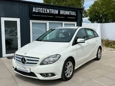 Gebraucht Mercedes B180 109 PS (80 kW) 2012 Weiß Kleinwagen