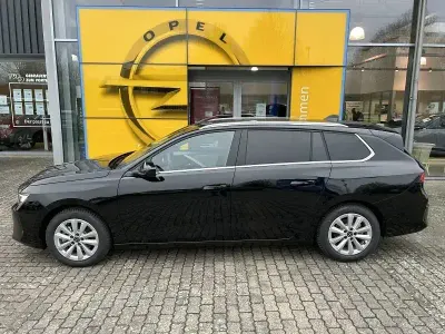Gebraucht Opel Astra Elegance 131 PS (96 kW) 2023 Diamant schwarz Kleinwagen