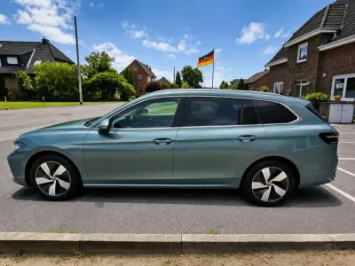 Gebraucht VW Passat R-line 150 PS (110 kW) 2024 Grün Kombi