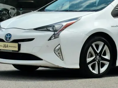 Używany Toyota Prius Executive 98 KM (72 kW) 2016 Biały Sedan/Limuzyna
