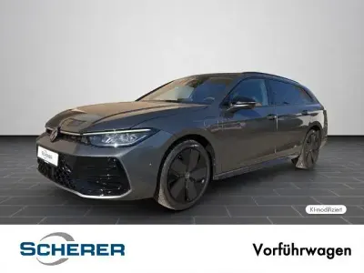 Neu VW Passat R-line 272 PS (200 kW) 2026 Diabasgrau metallic / grenadil Kombi