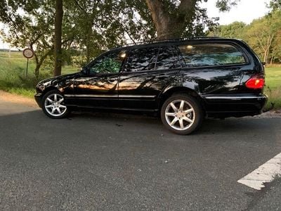 Schwarz Gebraucht 2000 Mercedes E280 Avantgarde Kombi | 6.500 €