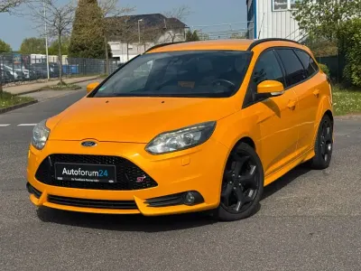 Używany Ford Focus ST 250 KM (183 kW) 2013 Żółty Sedan/Limuzyna
