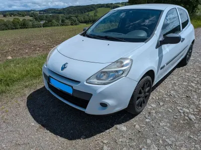 Gebraucht Renault Clio II 75 PS (55 kW) 2011 Weiß Limousine
