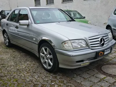 Gebraucht Mercedes C180 Classic 122 PS (89 kW) 1998 Onyx black / metallic Limousine
