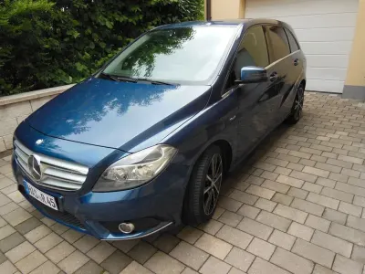 Gebraucht Mercedes B180 122 PS (89 kW) 2012 Blau Kleinwagen