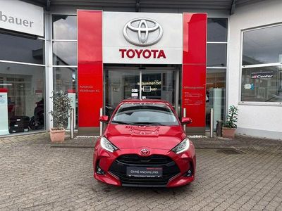 Rot Neu 2025 Toyota Yaris Hybrid Limousine | 26.590 € (Fairer Preis)