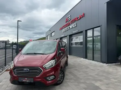 Gebraucht Ford Tourneo Titanium 131 PS (96 kW) 2021 Rot Van / Kleinbus