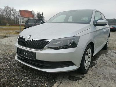 Silber Gebraucht 2015 Skoda Fabia Ambition Limousine | 7.290 € (Fairer Preis)