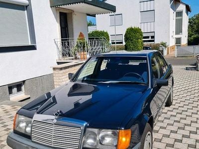 Gebraucht Mercedes E230 136 PS (100 kW) 1986 Blau Limousine