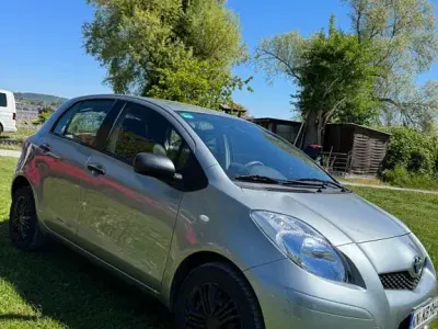 Usata Toyota Yaris Cool 99 CV (72 kW) 2010 Grigio Utilitaria