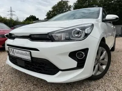 Gebraucht Kia Rio 101 PS (74 kW) 2021 Weiß Limousine