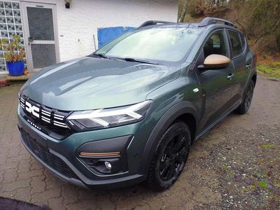 Neu Dacia Sandero Extreme 110 PS (80 kW) 2026 Zedergrün grau ampergelb Limousine