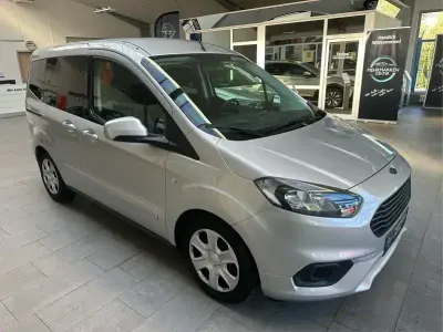 Używany Ford Tourneo Courier Trend 2021 Srebrny Minivan