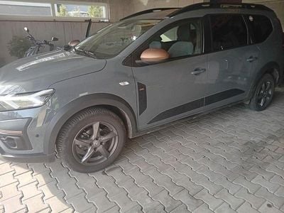 Grau Gebraucht 2024 Dacia Jogger Extreme Van / Kleinbus | 20.000 € (Fairer Preis)