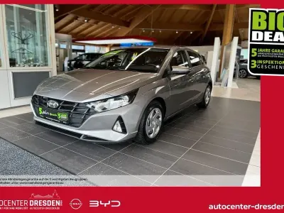 Gebraucht Hyundai i20 Select 84 PS (61 kW) 2023 Brass / met Kleinwagen