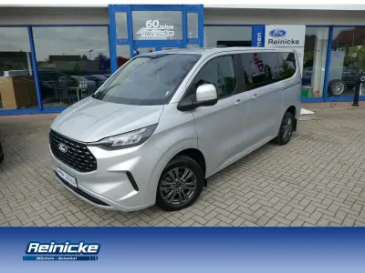 Gebraucht Ford Tourneo Titanium 136 PS (100 kW) 2025 Silber Van / Kleinbus