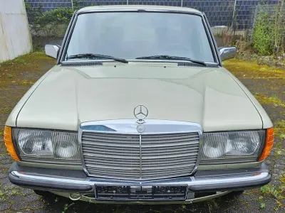 Gebraucht Mercedes E200 109 PS (80 kW) 1984 Grün Limousine