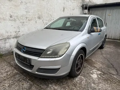 Używany Opel Astra 105 KM (77 kW) 2005 Złoty Sedan/Limuzyna