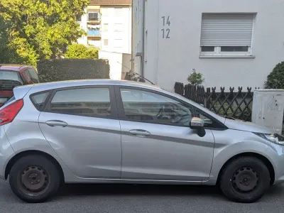 Gebraucht Ford Fiesta Trend 82 PS (60 kW) 2010 Silber Kleinwagen