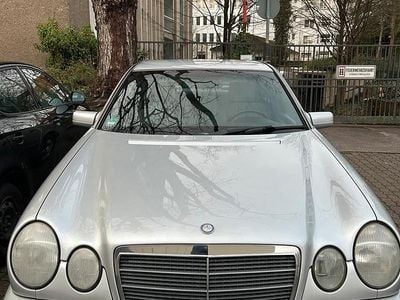 Grau Gebraucht 1996 Mercedes E230 Limousine | 6.000 €