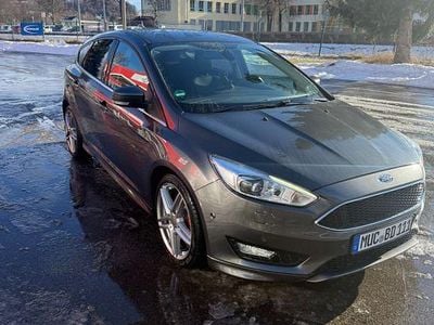 Grau Gebraucht 2015 Ford Focus Titanium Limousine | 11.390 € (Fairer Preis)