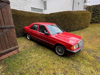 Gebraucht Mercedes 190 118 PS (86 kW) 1988 Rot Limousine