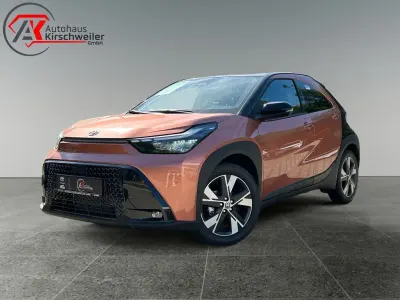 Neu Toyota Aygo X 116 PS (85 kW) 2026 Cinnamon bronze metallic / bla SUV